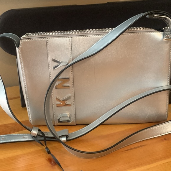 NWT DKNY silver cross body bag I CAN MEASURE FOR YOU ! - Picture 3 of 8